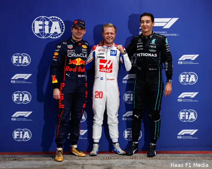 Max Verstappen (P2), Kevin Magnussen (P1) en George Russell (P3) na de kwalificatie voor de sprintrace van de F1 Grand Prix van Brazilië 2022.