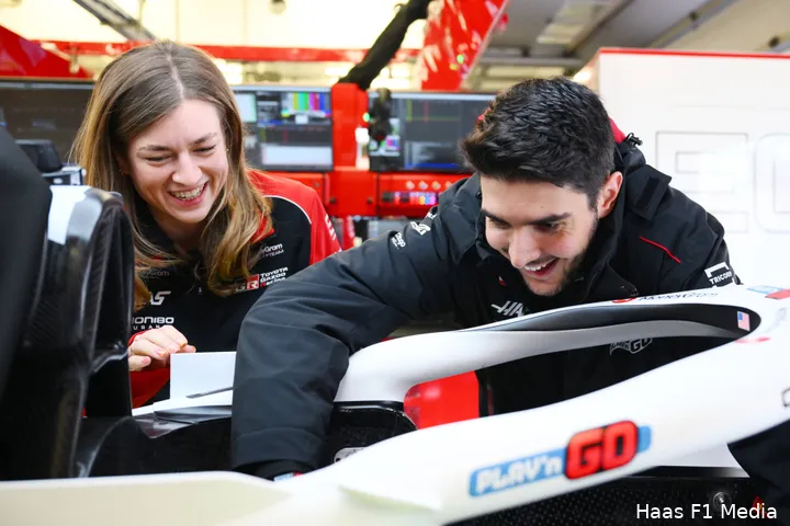 Ocon past met het koelvest niet fatsoenlijk in zijn Haas-bolide.