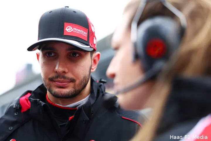 <i>Ocon vindt het niet normaal dat Doohan slechts zes races kreeg om zichzelf te bewijzen.</i>