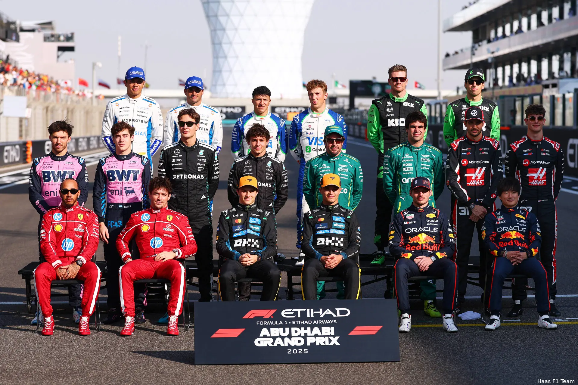 grid-2025-groepsfoto-haas-alpine-visa-cash-app-racing-bulls-red-bull-racing-mclaren-aston-martin-williams-ferrari-stake-sauber-mercedes-gp-abu-dhabi-2025-zondag