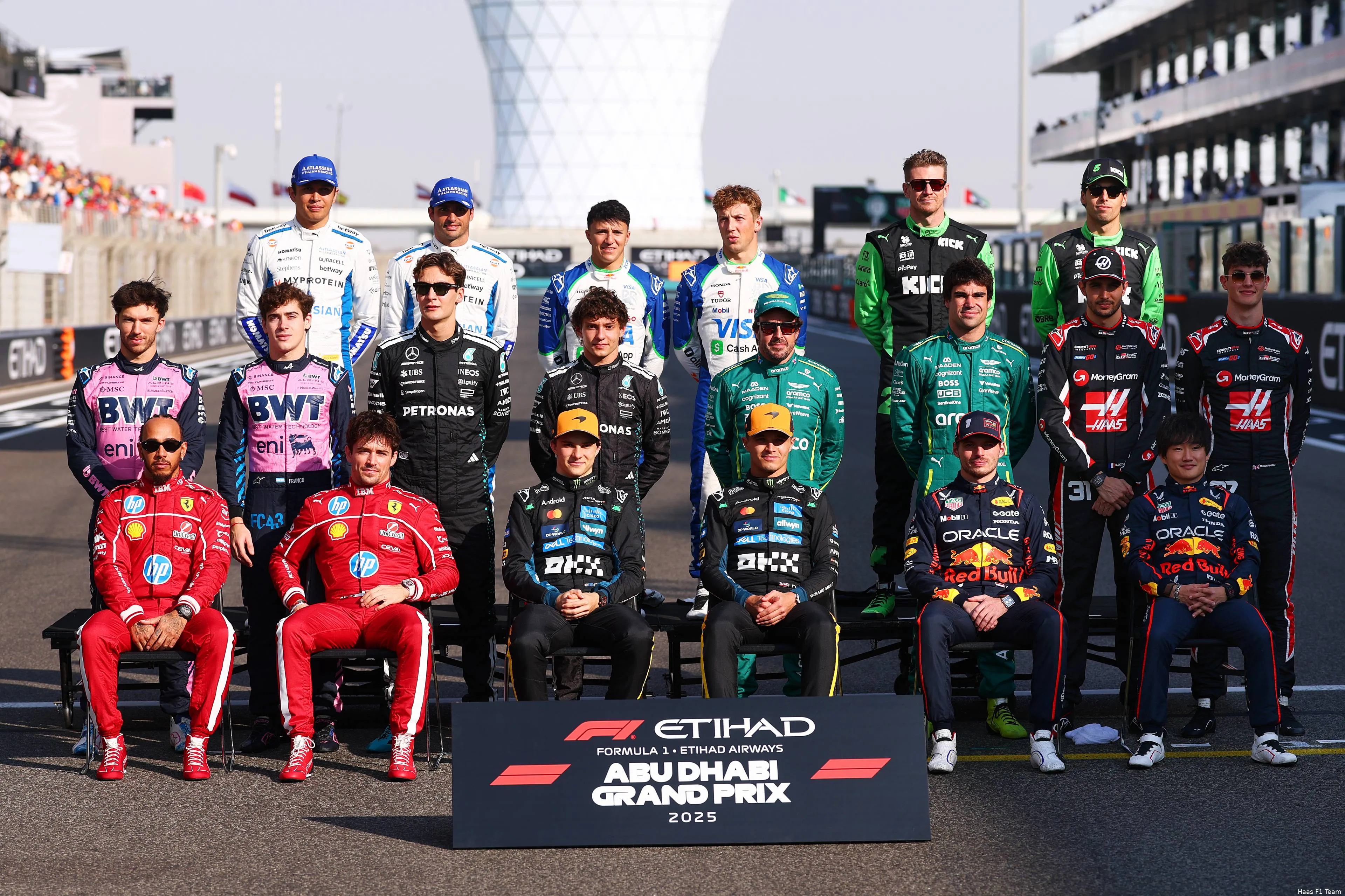 grid-2025-groepsfoto-haas-alpine-visa-cash-app-racing-bulls-red-bull-racing-mclaren-aston-martin-williams-ferrari-stake-sauber-mercedes-gp-abu-dhabi-2025-zondag