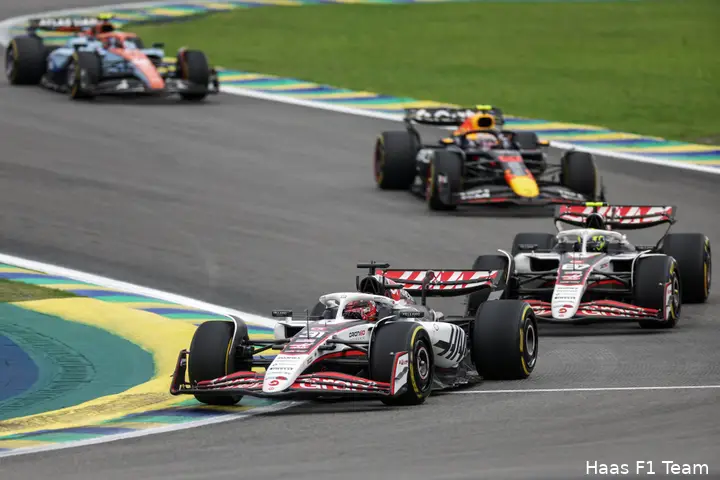 yuki-tsunoda-red-bull-racing-carlos-sains-williams-esteban-ocon-oliver-bearman-haas-sao-paolo-brazilië-zaterdag-2025