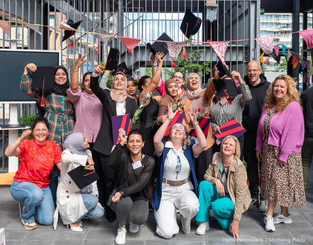 deze deelnemers van piezo hebben na hard werken aan studie en stage hun welverdiende mbo2 diploma op zak fotograaf hans heemsk