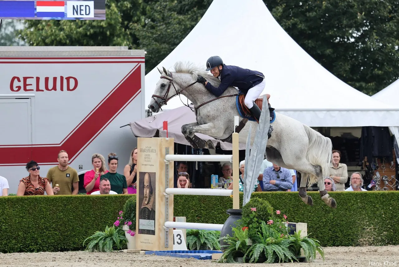 Weite Oldenziel reed een prima barrage met Ofichems Finn en werd vijfde. (Foto: Hans Khoe)