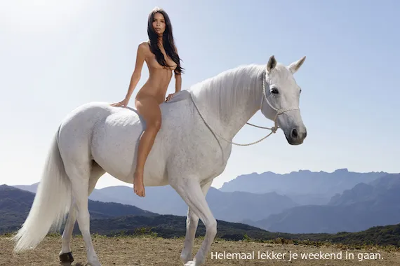 emily ratajkowski naked horse 01