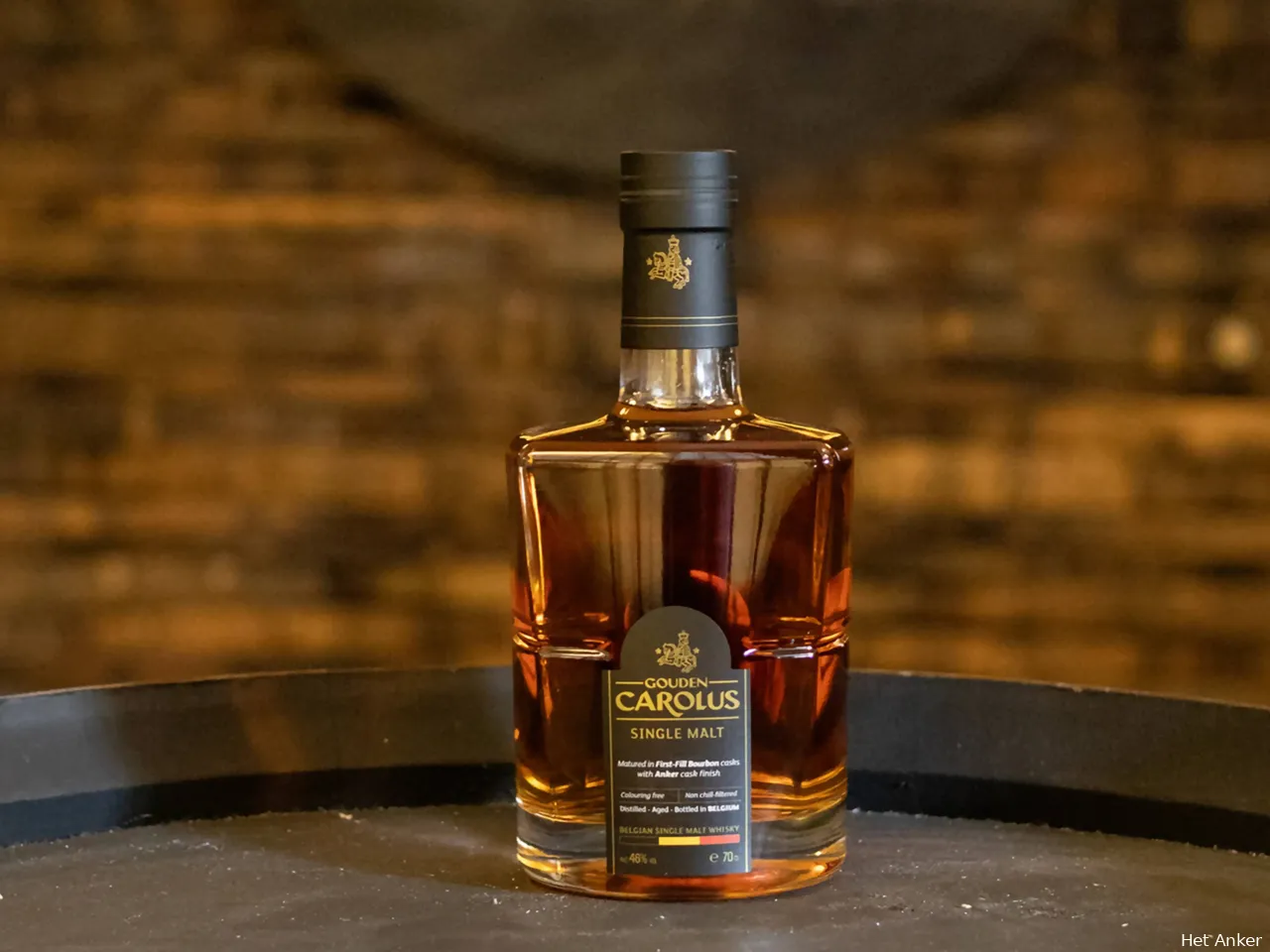 Gouden Carolus single malt whisky op een zwarte ton