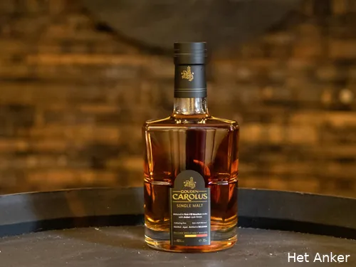 Gouden Carolus single malt whisky op een zwarte ton