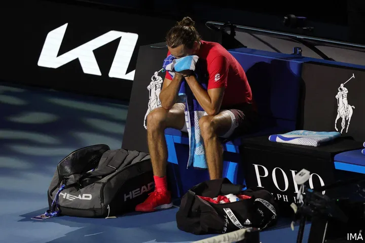 Zverev llorando tras la derrota en la final del Abierto de Australia 2025