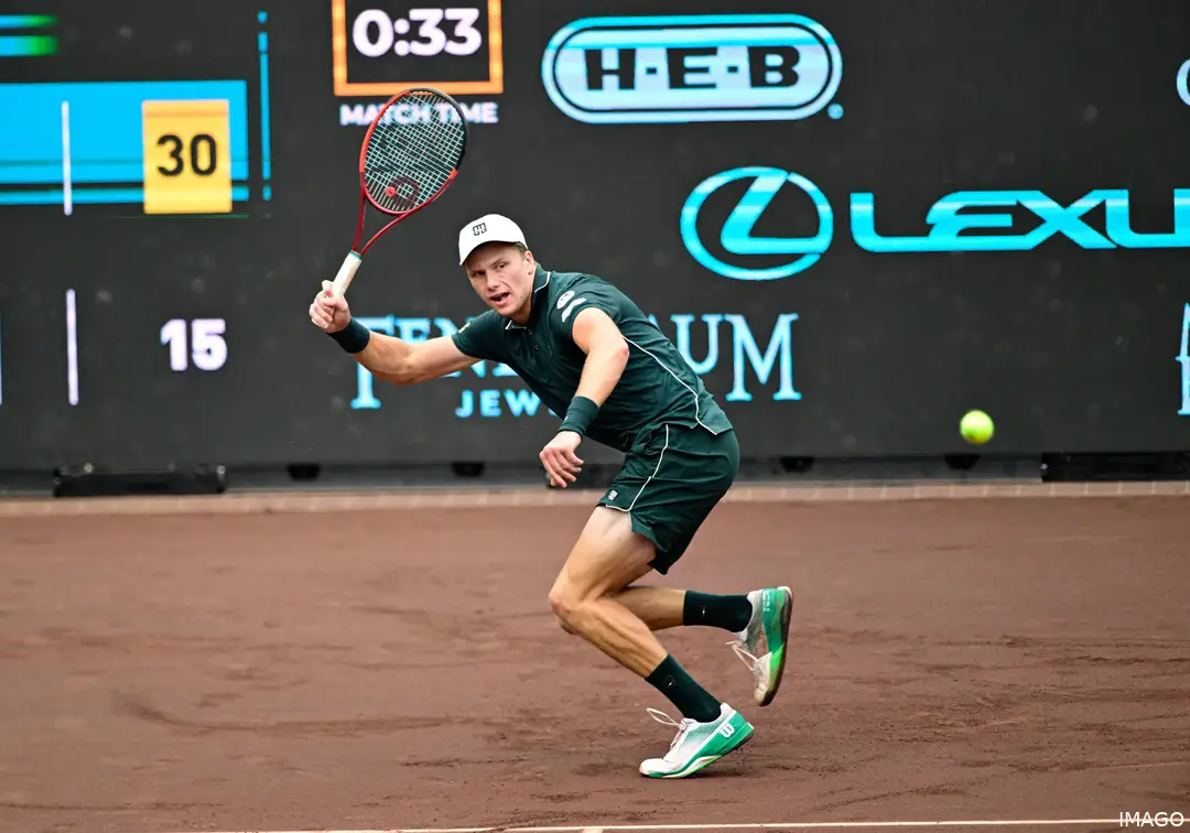 Jenson Brooksby golpea de derecha durante el Houston Open