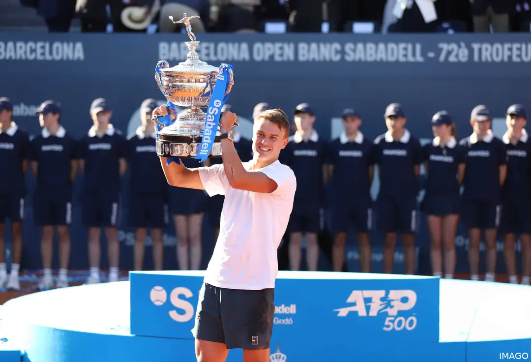Rune holding the trophy at the 2025 Barcelona Open