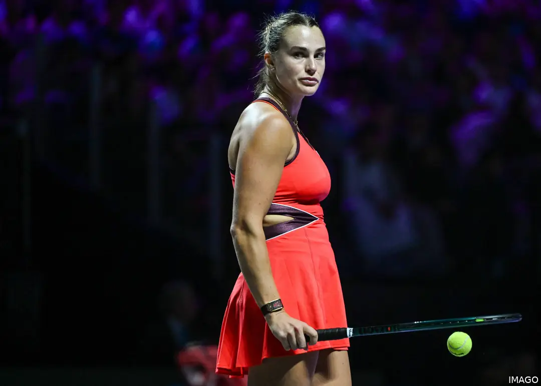 Aryna Sabalenka patiently waiting for play to resume at 2025 WTA Finals