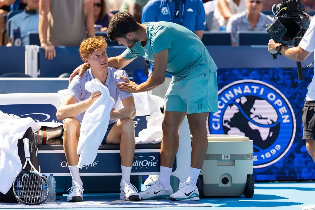 Carlos Alcaraz hablando con Jannik Sinner tras ganar el Cincinnati Open 2025