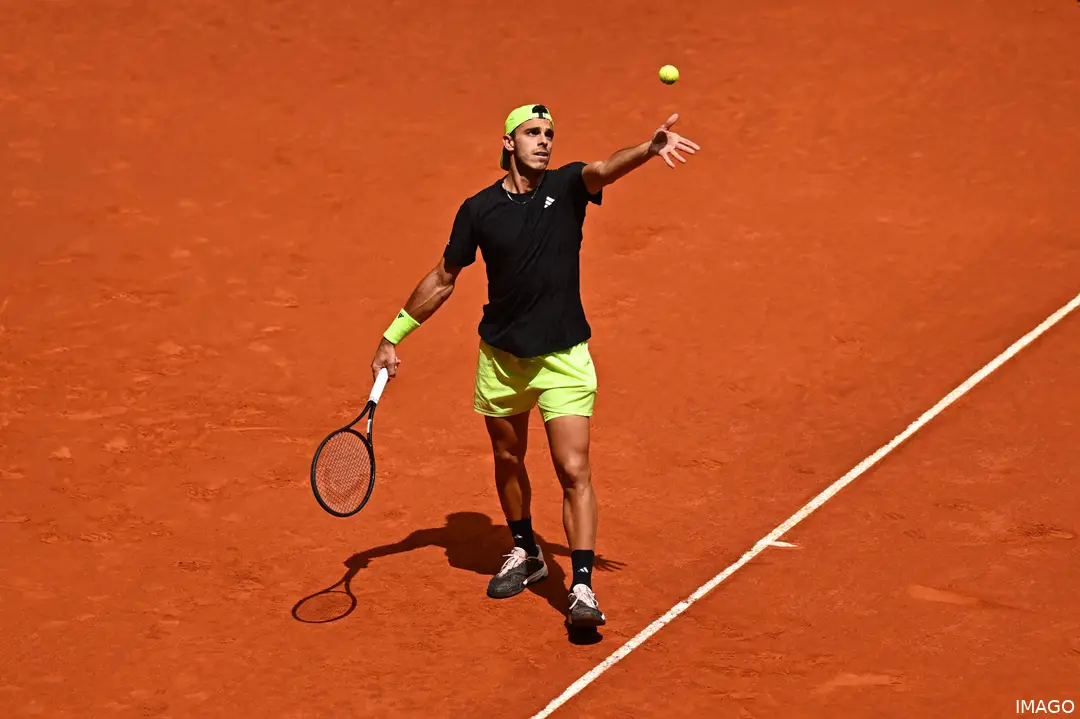 Cerúndolo se prepara para sacar durante su participación en el Madrid Open