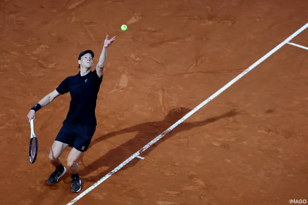 Sinner sacando durante el Rome Open 2025