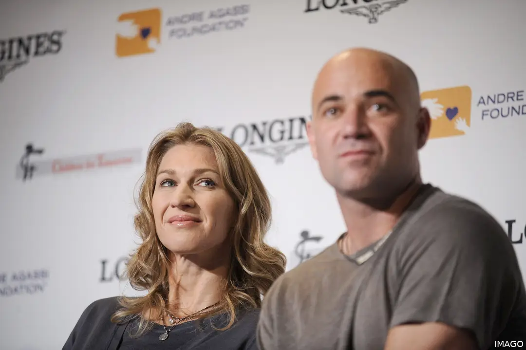 Steffi Graf y Andre Agassi sentados en una rueda de prensa mirando a un periodista.