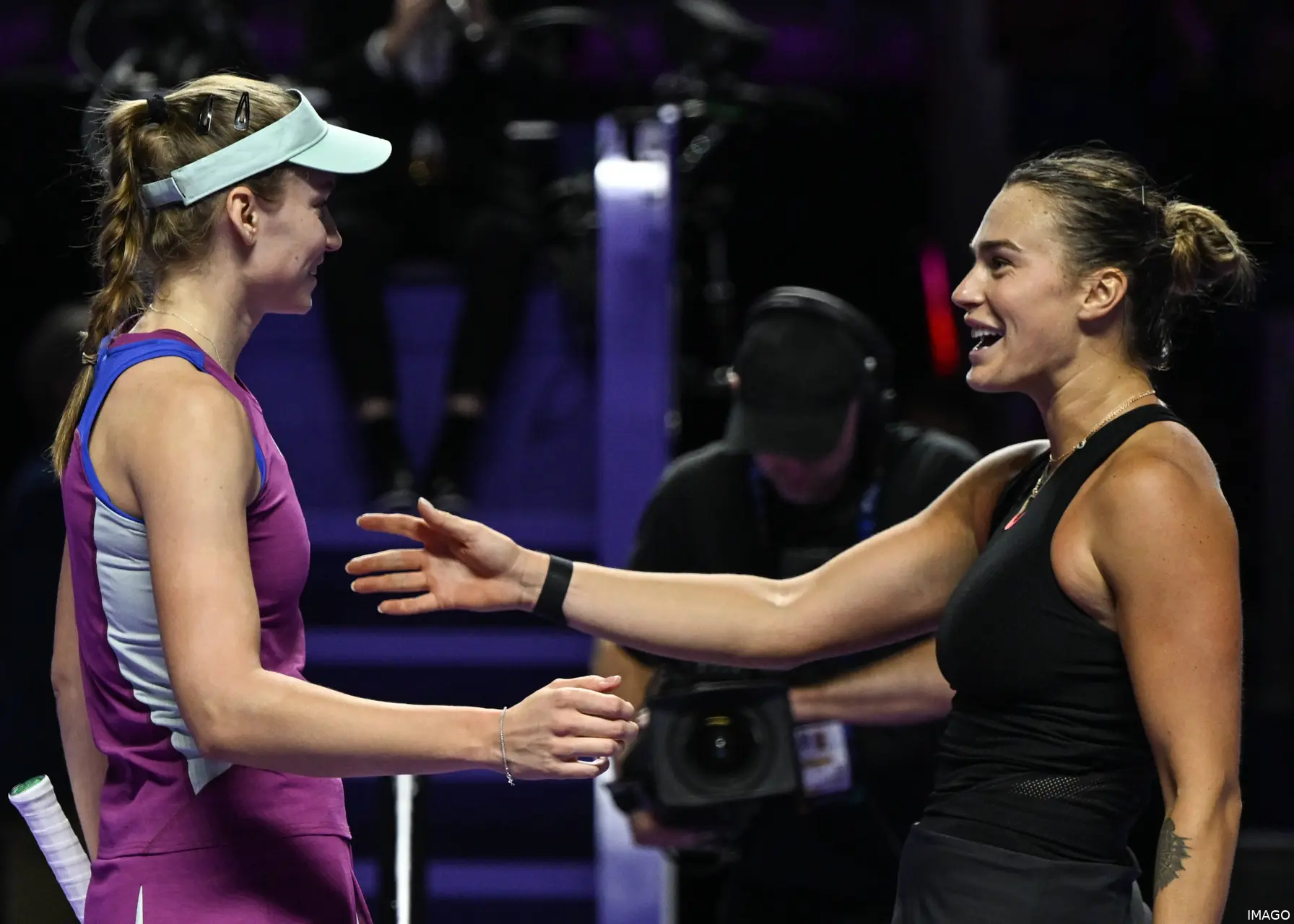 Aryna Sabalenka y Elena Rybakina se abrazan en la red en las WTA Finals
