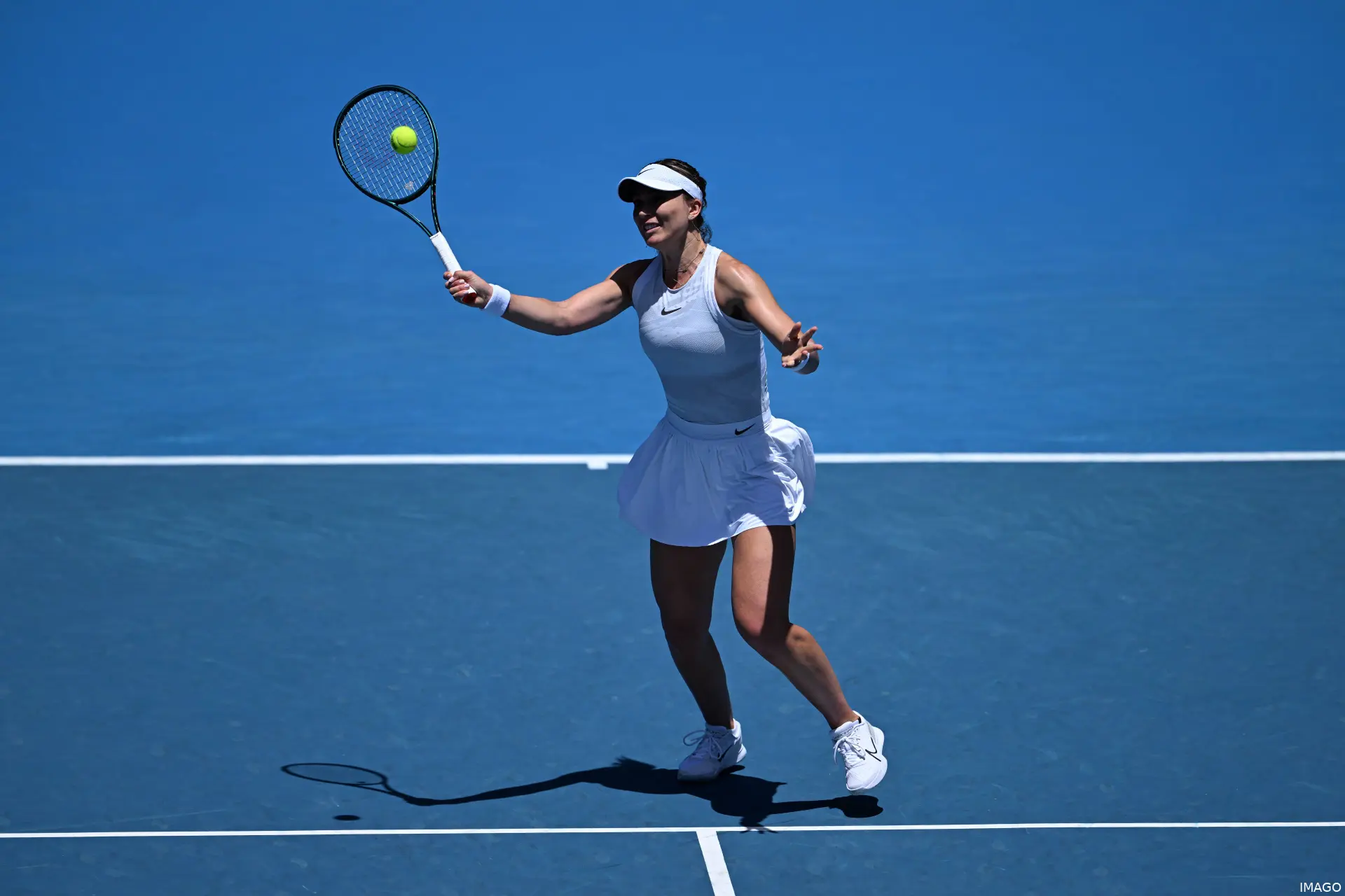 Badosa ejecuta un remate cerca del final durante el Abierto de Australia 2025