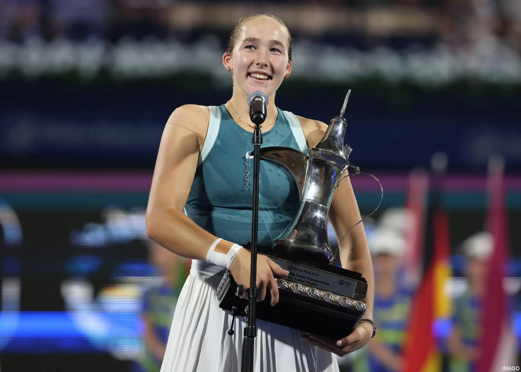 Mirra Andreeva habla durante la ceremonia de trofeos en el Dubai Open