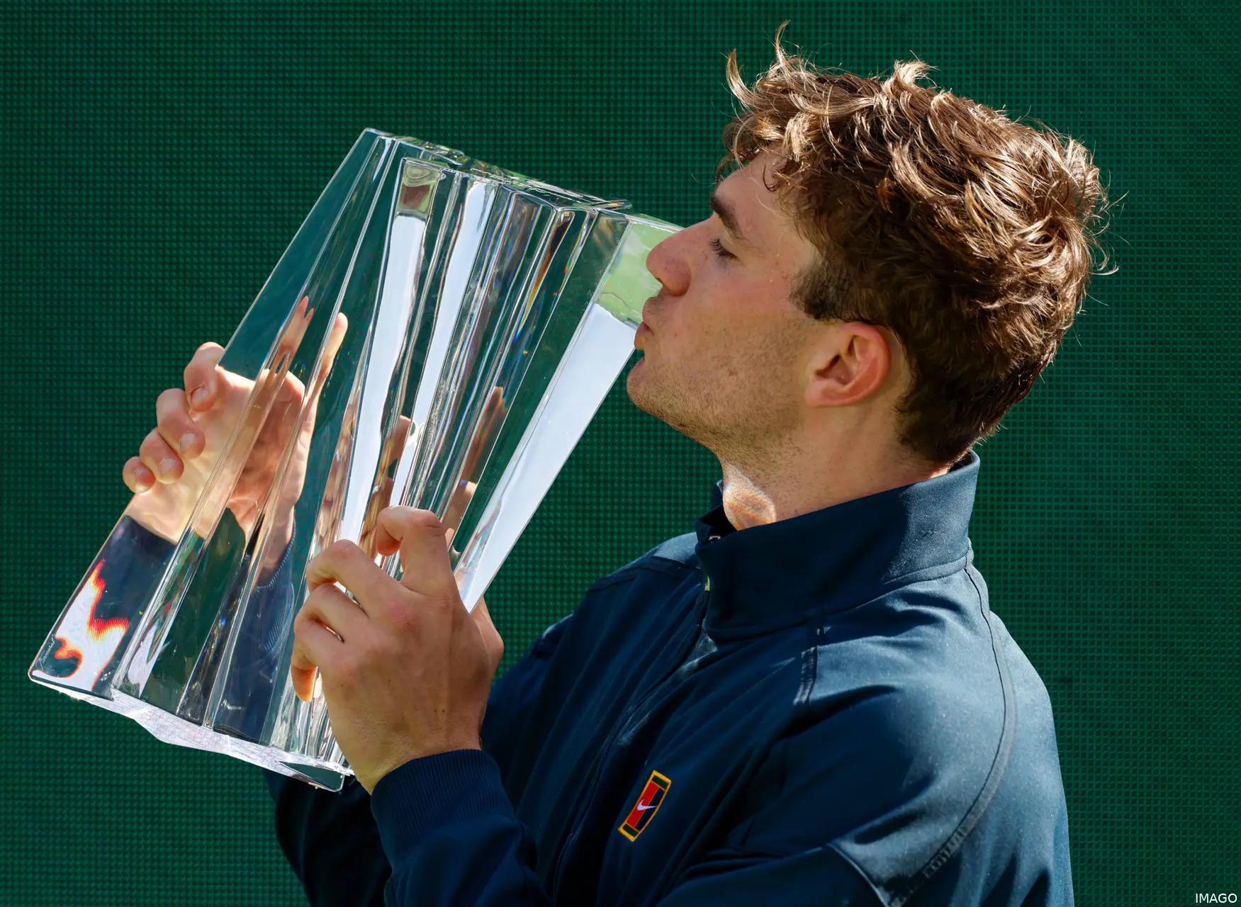 Jack Draper levantando el trofeo tras ganar el Indian Wells Open 2025