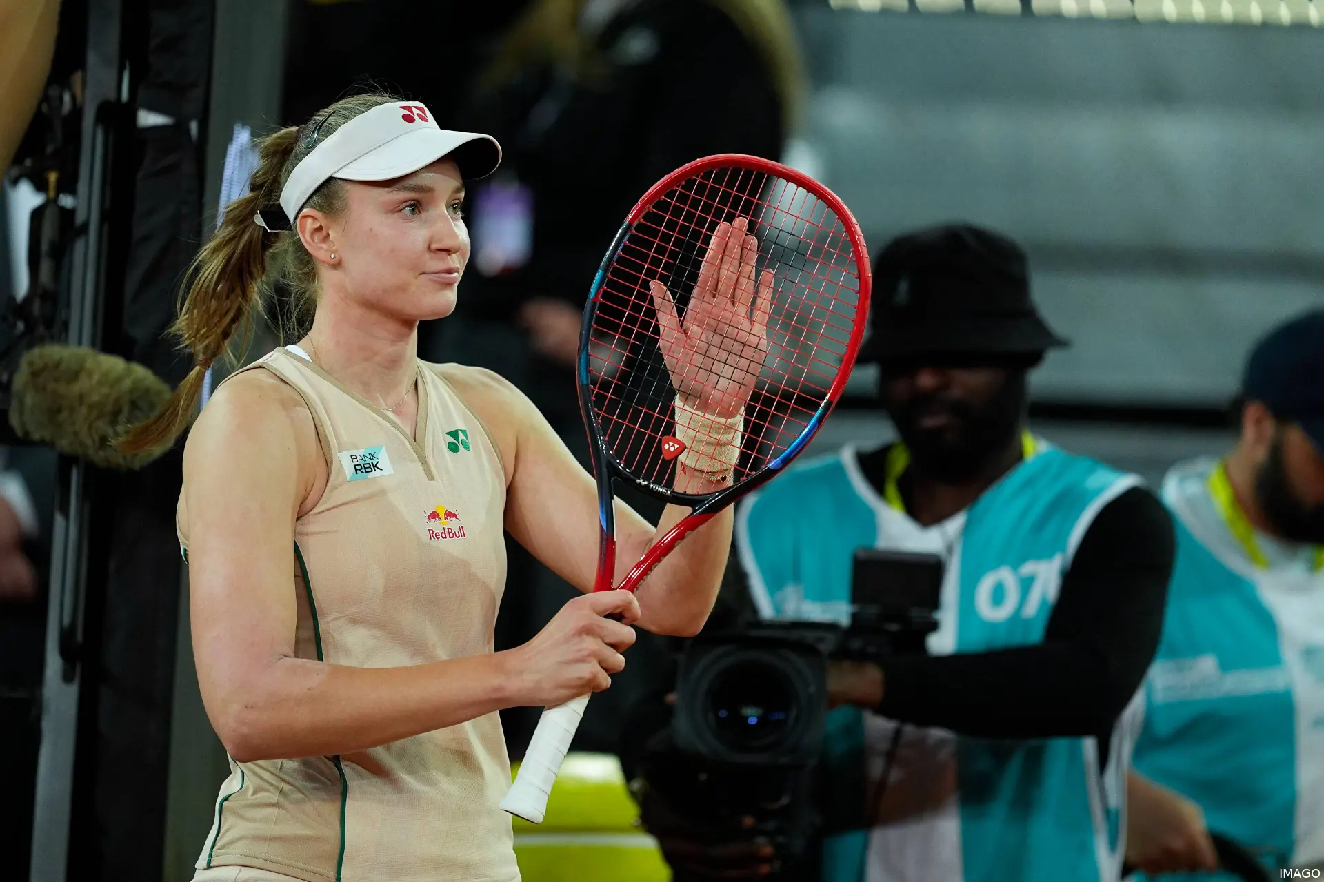 Elena Rybakina applauding to the crowd in Madrid