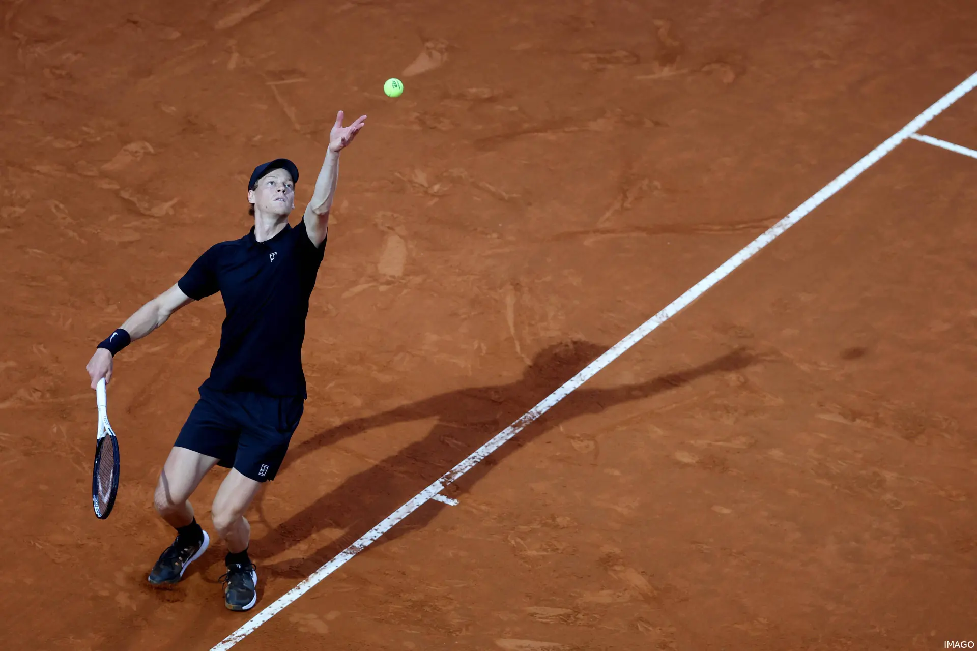 Sinner serving during 2025 Rome Open