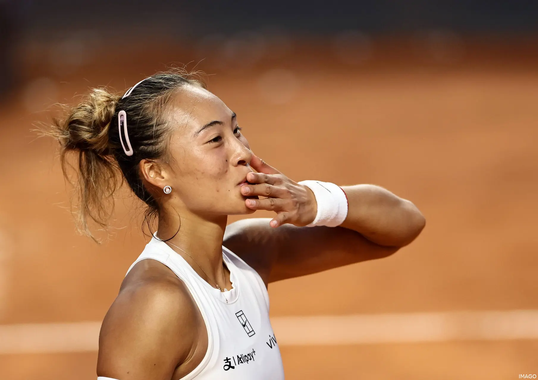 Zheng Qinwen celebrates her first victory against Sabalenka in the Rome Open quarterfinals