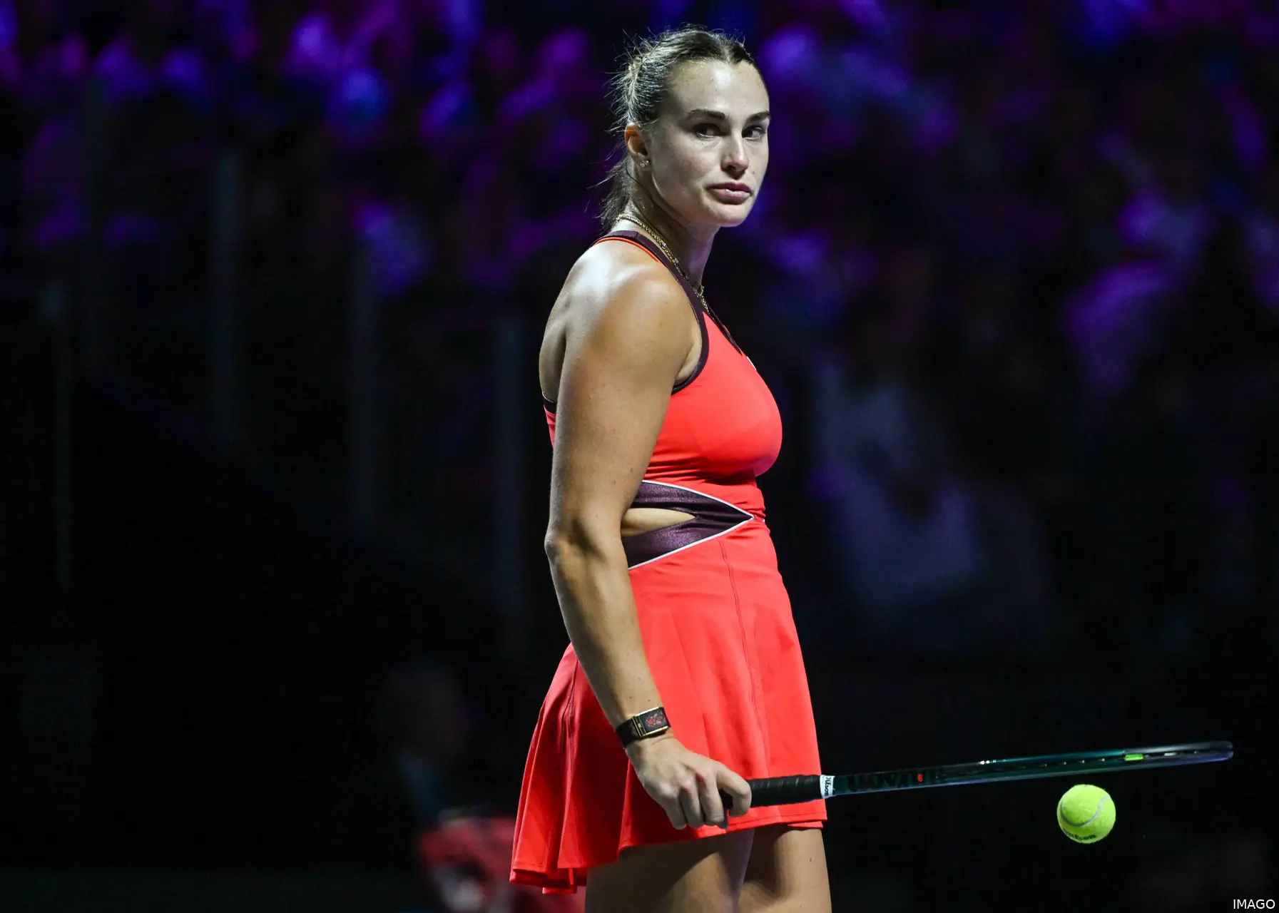 Aryna Sabalenka patiently waiting for play to resume at 2025 WTA Finals