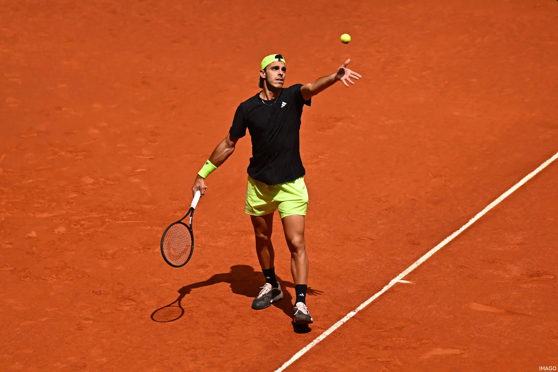 Cerúndolo se prepara para sacar durante su participación en el Madrid Open
