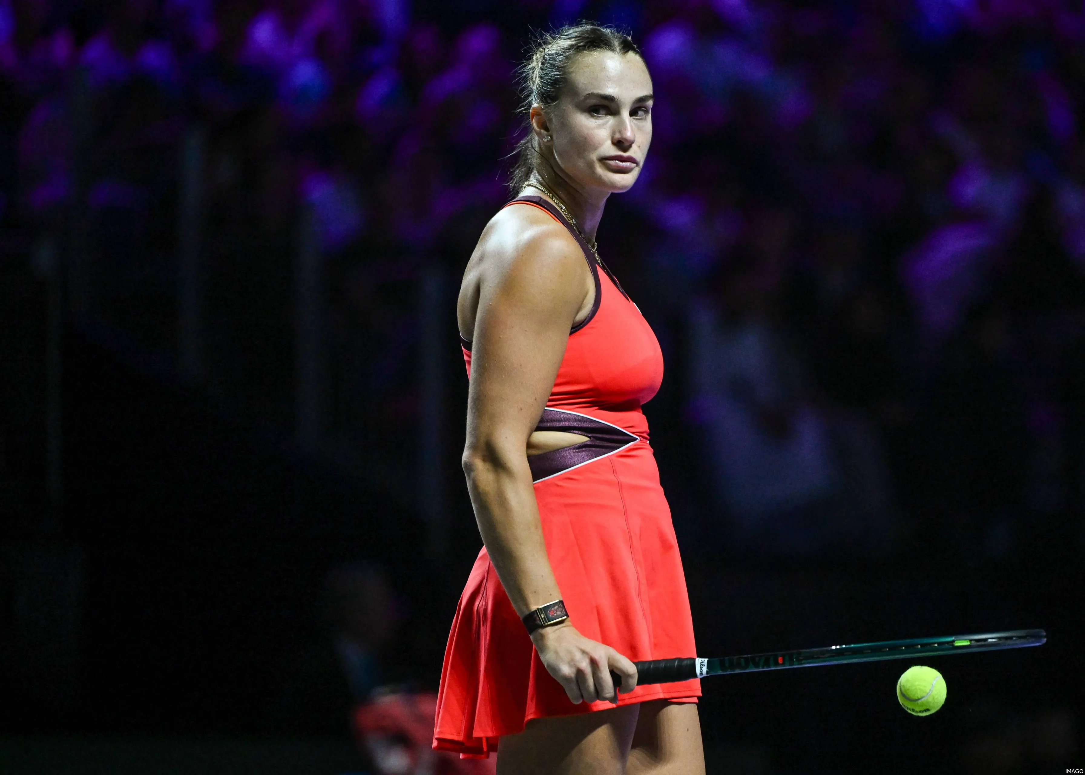 Aryna Sabalenka patiently waiting for play to resume at 2025 WTA Finals