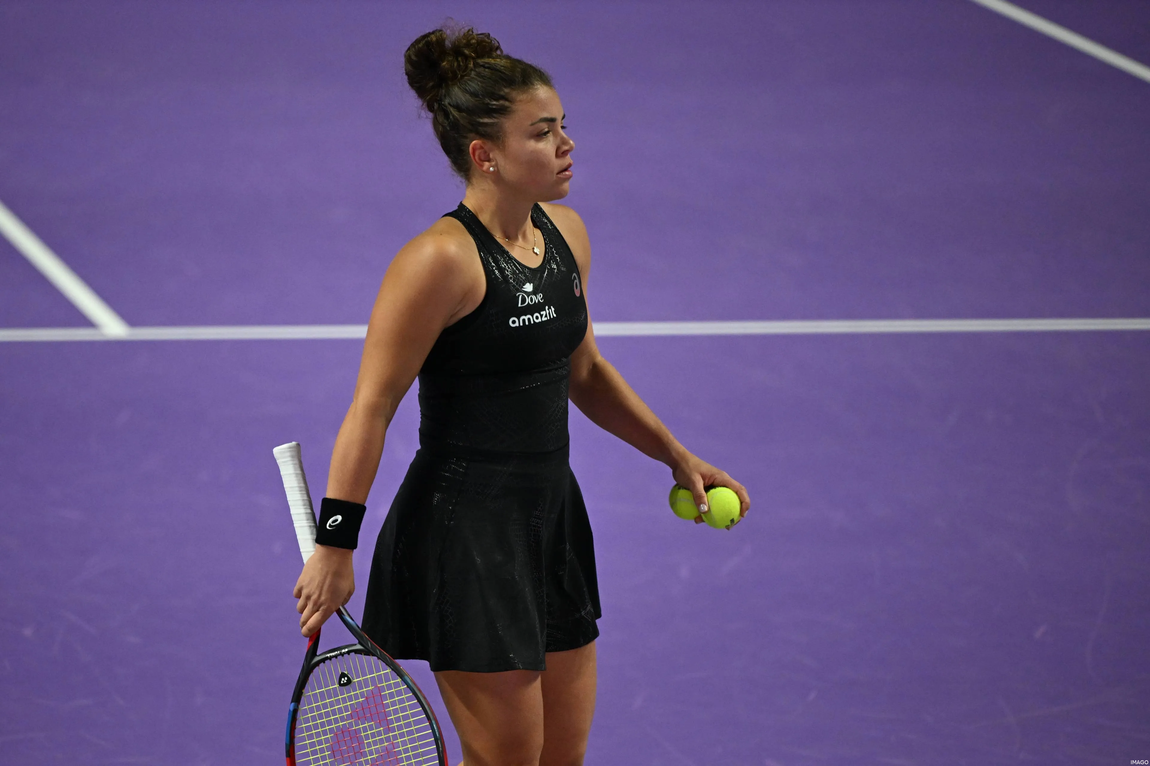 Jasmine Paolini returns to baseline at WTA Finals.