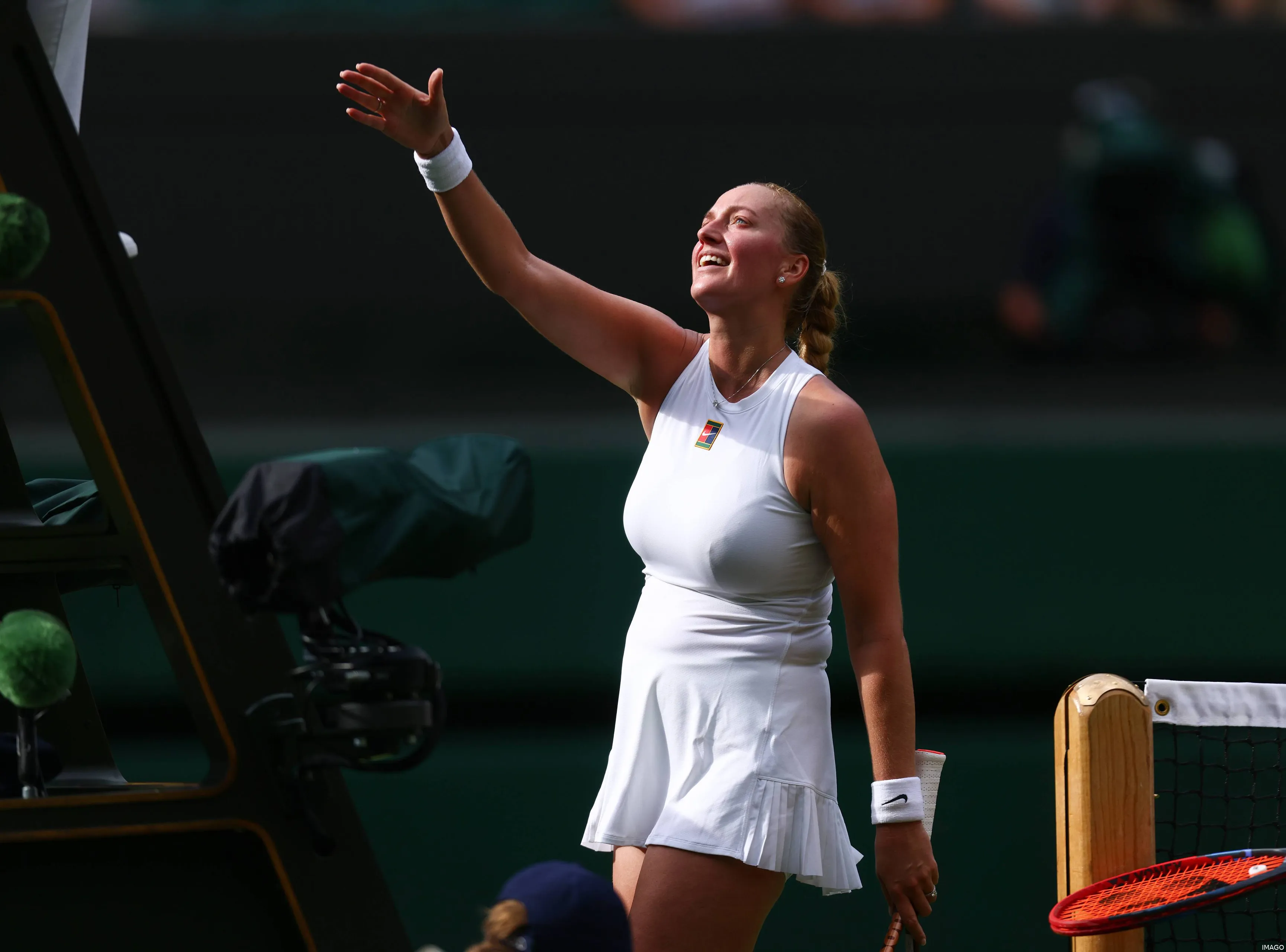 Petra Kvitova schüttelt der Stuhlschiedsrichterin nach ihrer Erstrundenniederlage in Wimbledon 2025 die Hand