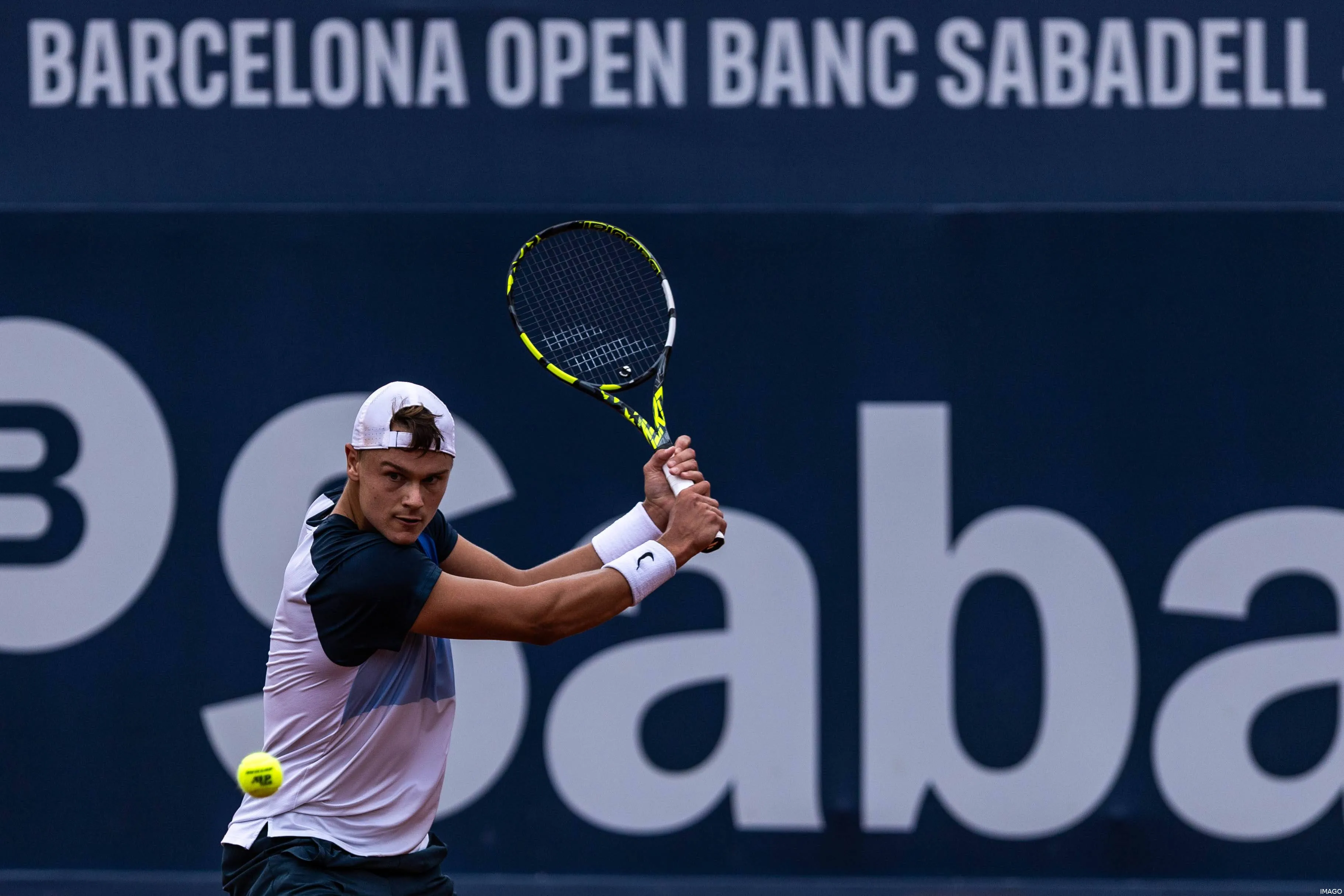Holger Rune ejecuta un revés en el Barcelona Open
