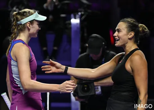Aryna Sabalenka y Elena Rybakina se abrazan en la red en las WTA Finals