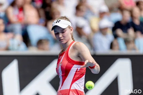 Elena Rybakina en el Abierto de Abu Dhabi 2025. Fue eliminada en semifinales contra Belinda Bencic.