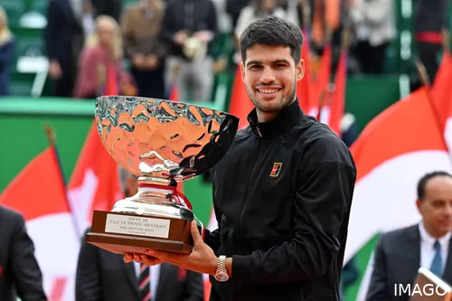 Carlos Alcaraz levantando su primer título en Montecarlo.