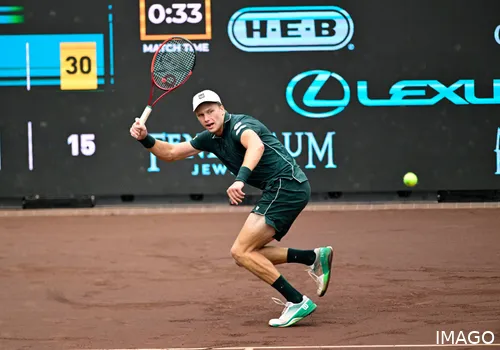 Jenson Brooksby schlägt während des Houston Open eine Vorhand
