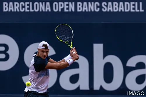 Holger Rune schlägt eine Rückhand bei den Barcelona Open