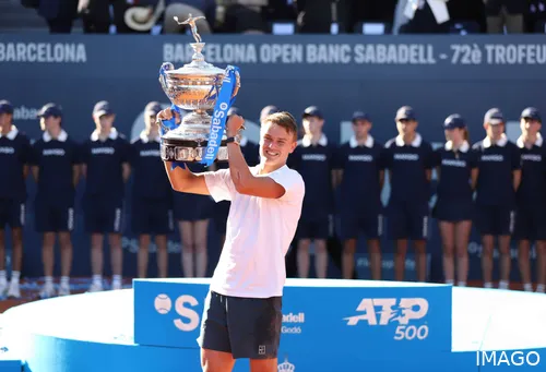 Rune levantando el trofeo en el Barcelona Open 2025