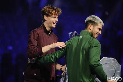 Jannik Sinner bromea con Carlos Alcaraz tras vencerle en la final de las ATP Finals 2025