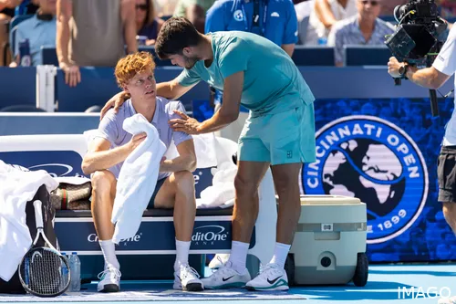 Carlos Alcaraz hablando con Jannik Sinner tras ganar el Cincinnati Open 2025
