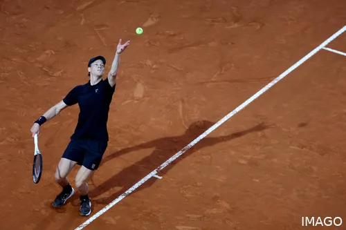 Sinner sacando durante el Rome Open 2025