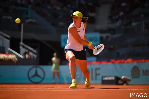 Swiatek golpea un revés durante el Madrid Open 2025