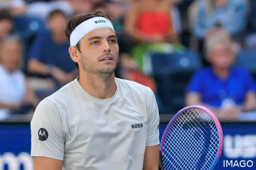 Taylor Fritz espera para restar.