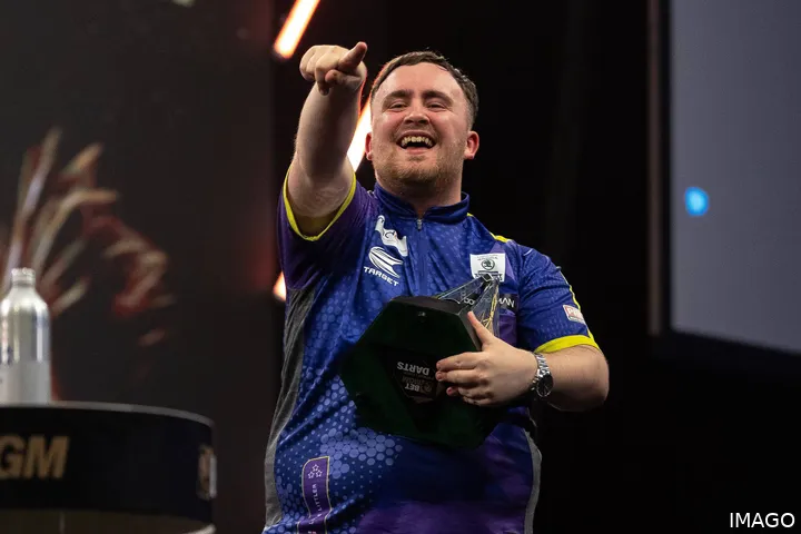 Luke Littler jubelt mit der Premier-League-Trophäe