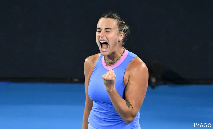 Aryna Sabalenka es la abanderada del tenis femenino, pero no puede adornar la bandera de su país.