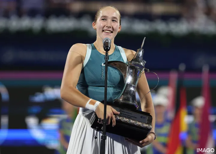Mirra Andreeva habla durante la ceremonia de trofeos en el Dubai Open