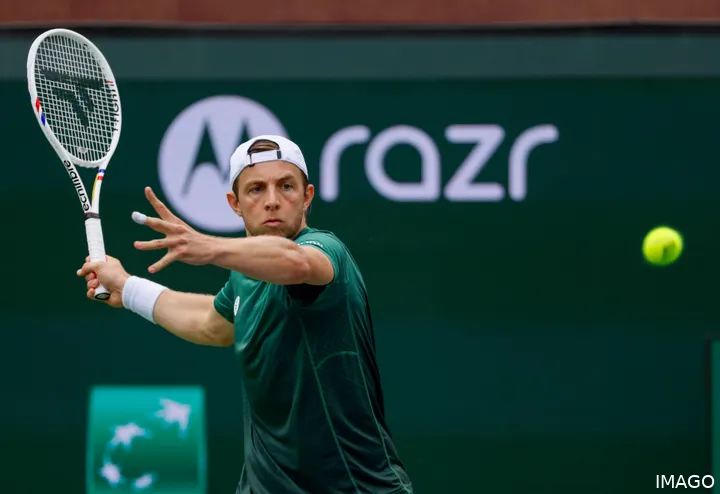 Tallon Griekspoor bereitet an der Grundlinie einen Schlag vor