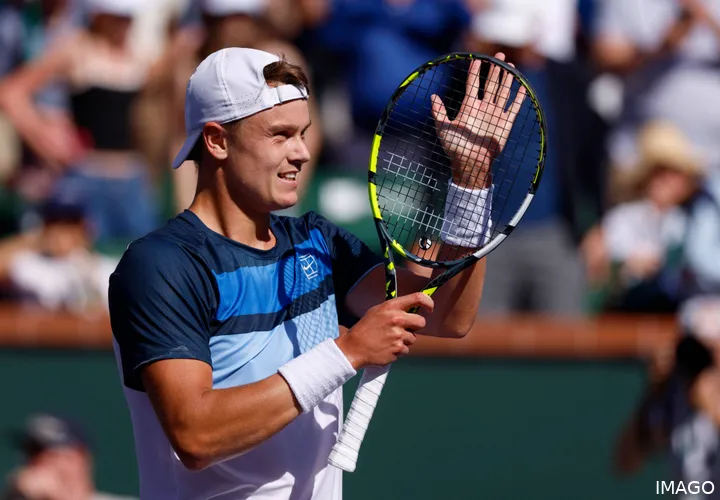 Holger Rune sonríe mientras aplaude al público de Indian Wells