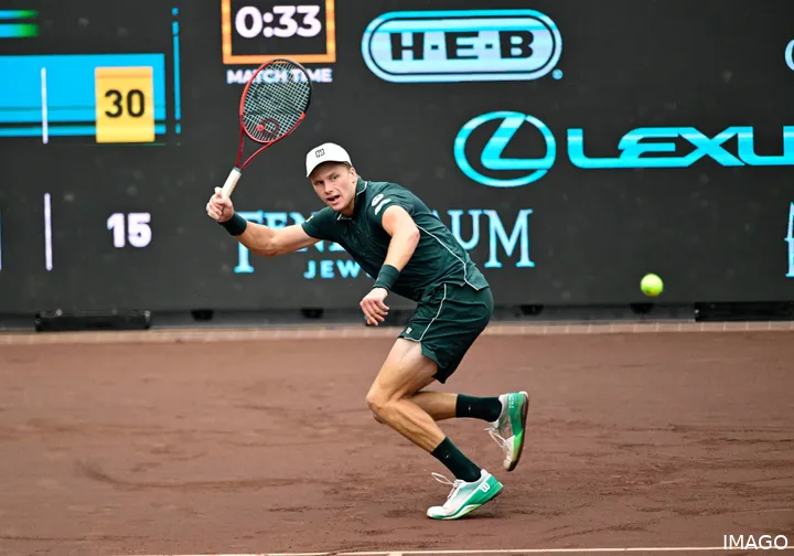 Jenson Brooksby golpea de derecha durante el Houston Open