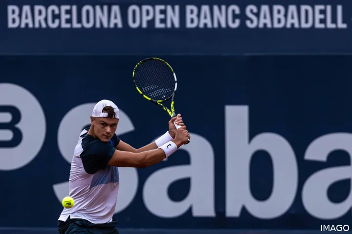 Holger Rune hits a backhand at Barcelona Open